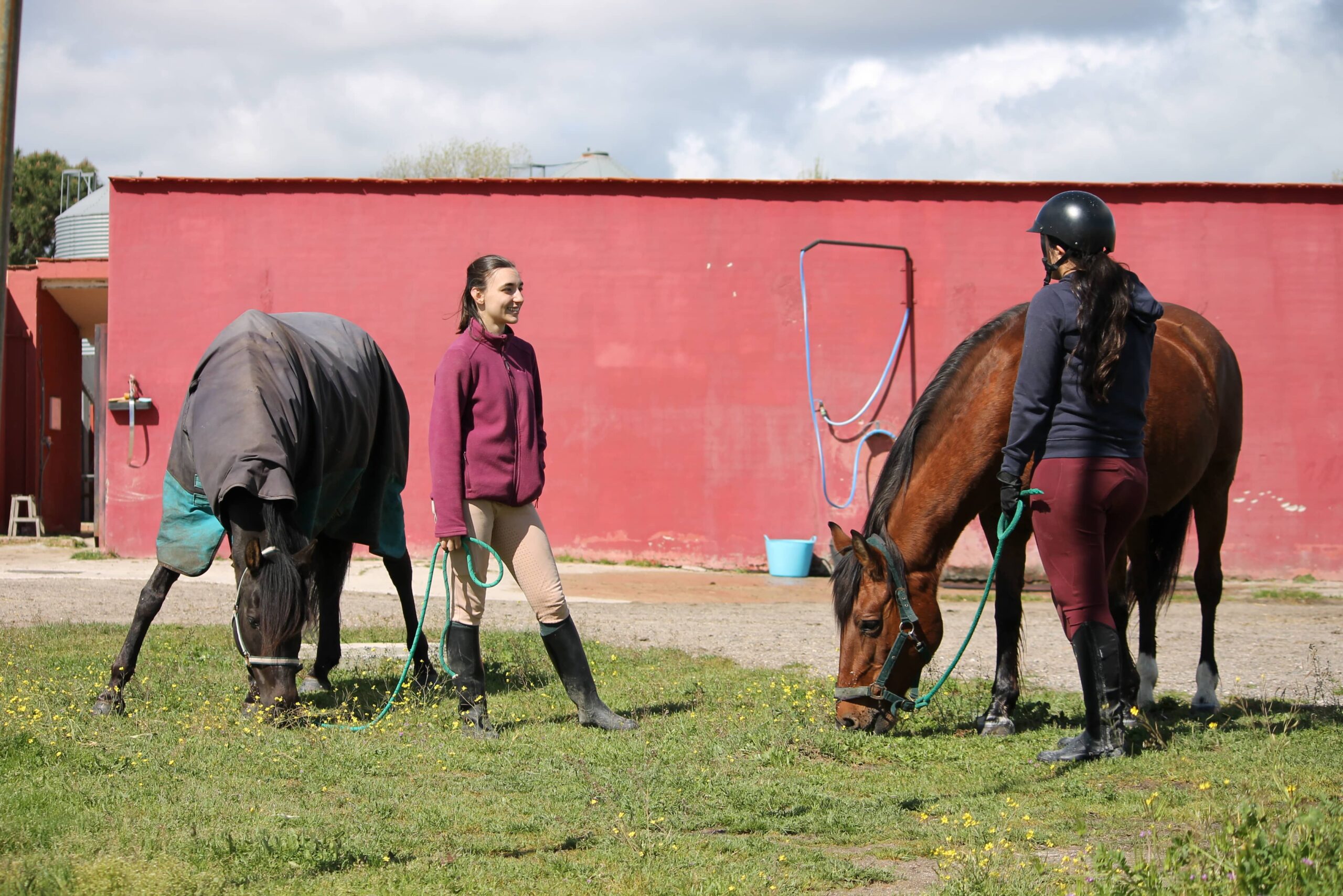 Conoce Hípica Sibaris Alumnos de Hípica Sibaris durante una clase de equitación