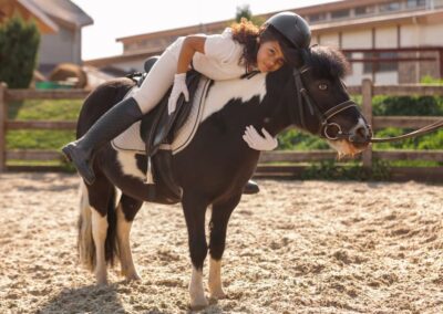 Clase de equitación infantil con poni